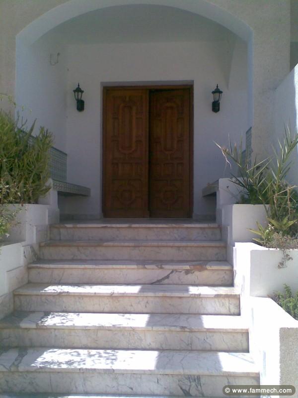 Rdc de villa meublé à la marsa pour le mois de MAI