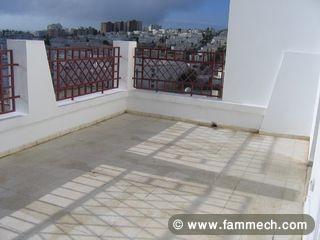 ennasr 2,à louer studio richement meublé avec terrasse