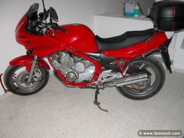 MOTO YAMAHA ROUGE