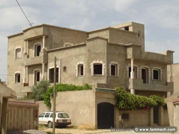 Très belle villa avec 3 appartements à El Mourouj 