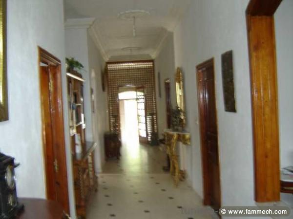 Très belle villa avec 3 appartements à El Mourouj 