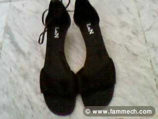 A vendre 2 paires de chaussures presque neuves.