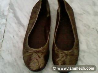 A vendre 2 paires de chaussures presque neuves.