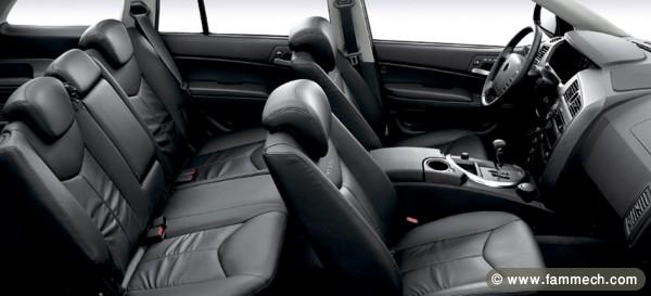 FEMME VEND SA VOITURE KYRON NEUVE