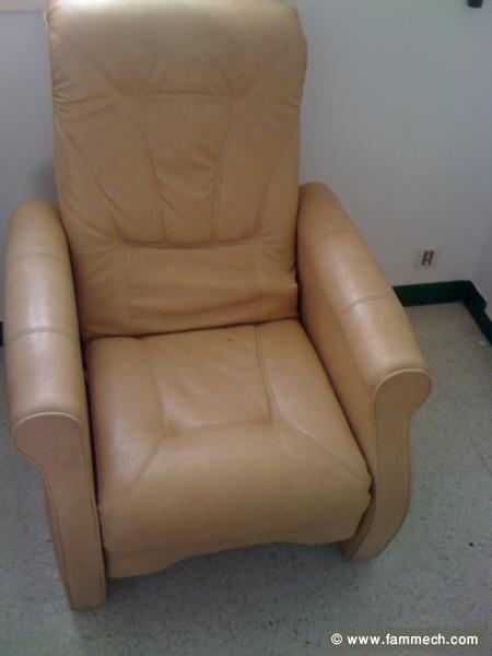 chaise en cuir beige Avec un repose Pied