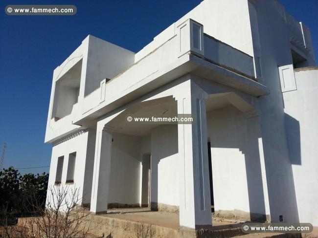 Villa duplex incomplète 6 chambres titre bleu