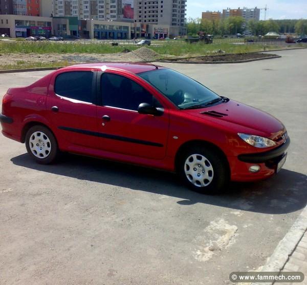 206 sedan rouge, de femme