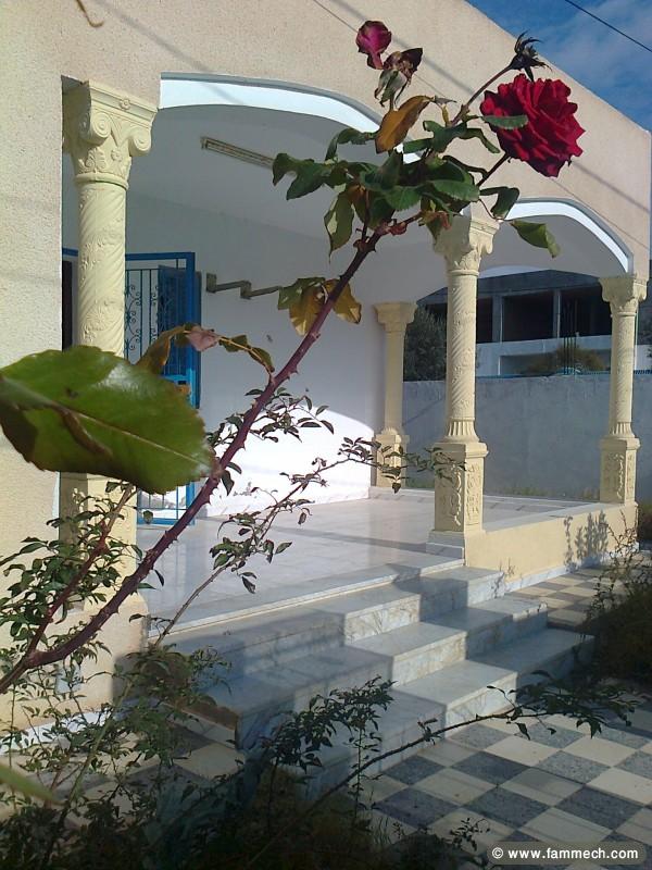A louer Une belle villa avec jardin prét de la mer