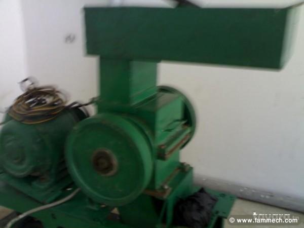 a vendre une machine brouilleur de plastique
