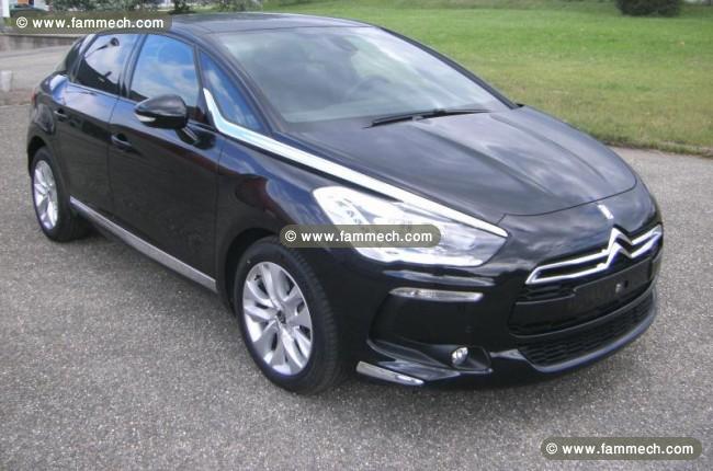A vendre voiture Citroën DS5 1ère main état neuf.