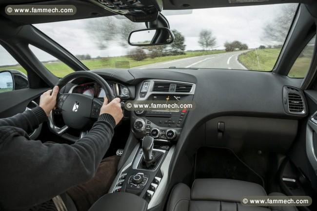 A vendre voiture Citroën DS5 1ère main état neuf.