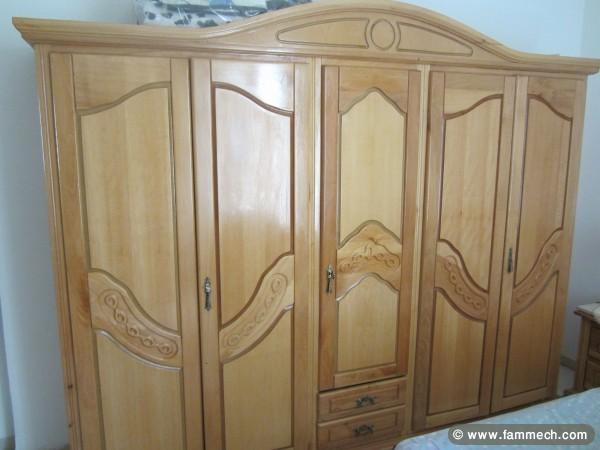 armoire plus bibliotheque plus tables