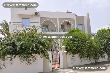 Belle villa avec piscine à proximité des plages 