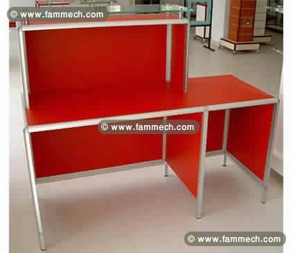 Bureau avec chaise à roulettes et Pc bureautique 