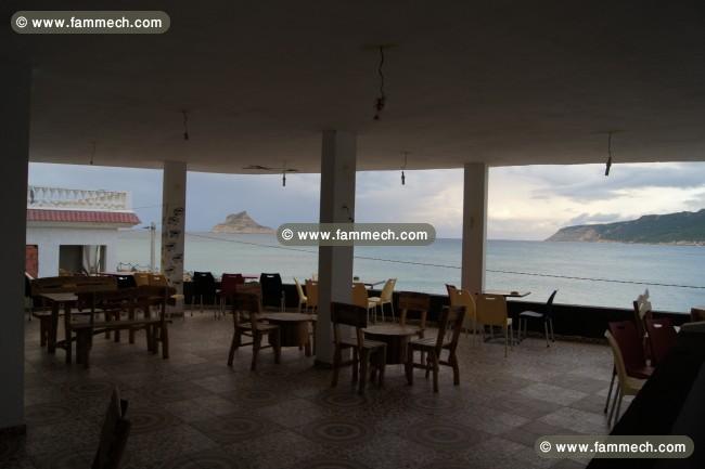 café resto + 3 appartement pied dans l'eau