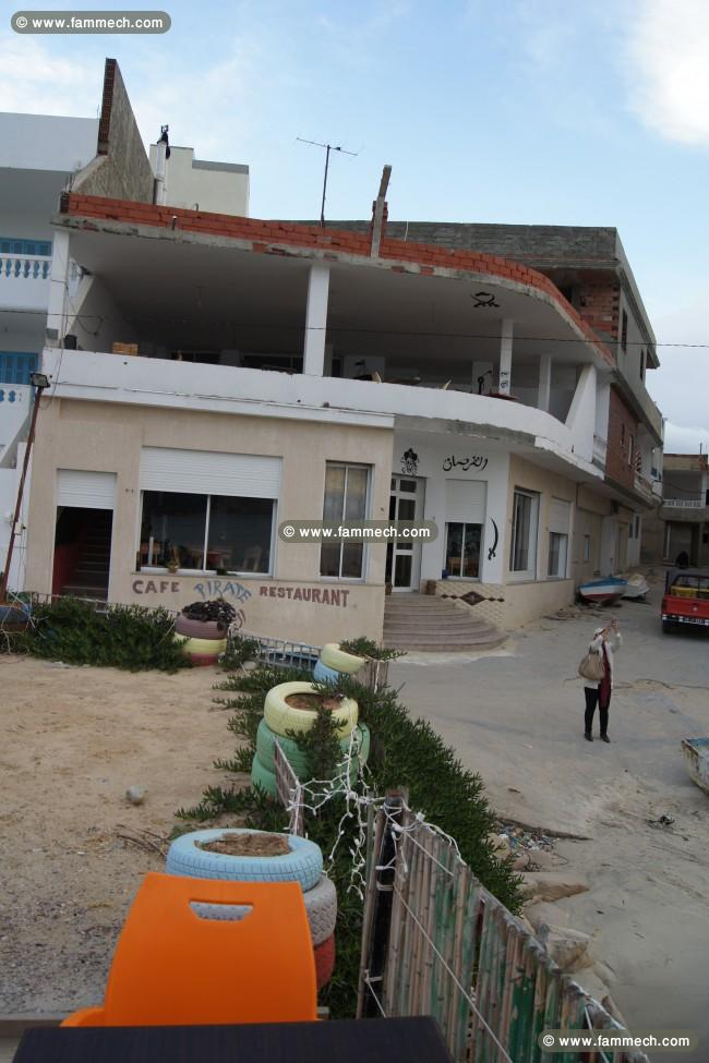 café resto + 3 appartement pied dans l'eau