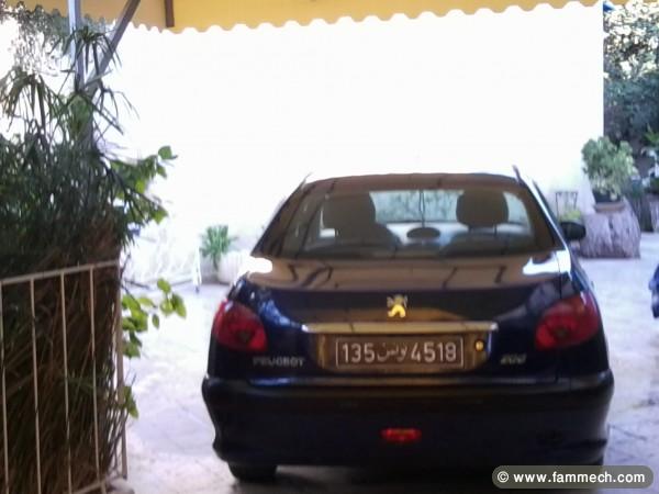 Dame vend 206 Sedan bleu éléctrique oct 2008 
