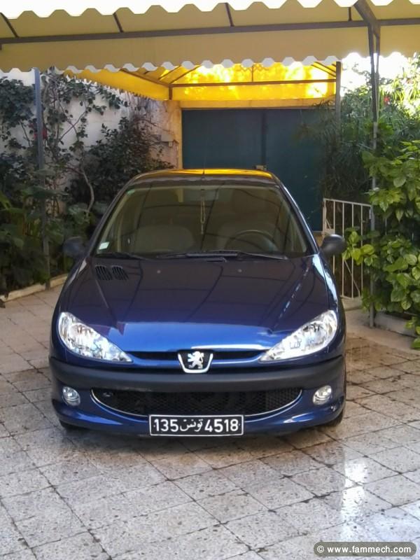 Dame vend 206 Sedan bleu éléctrique oct 2008 