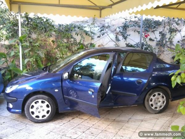 Dame vend 206 Sedan bleu éléctrique oct 2008 