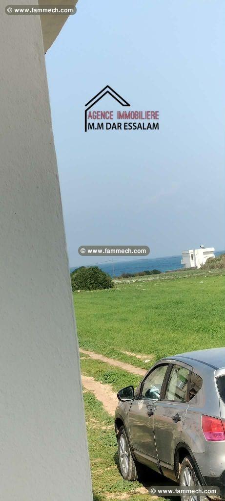 deux maisons près de la mer