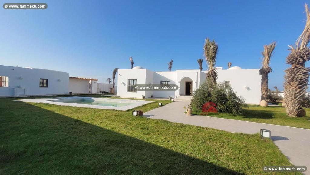 GRANDE MAISON SUR MEZRAYA DJERBA ZA-RÉF V693