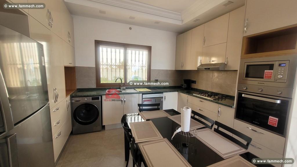 GRANDE MAISON SUR MEZRAYA DJERBA ZA-RÉF V693