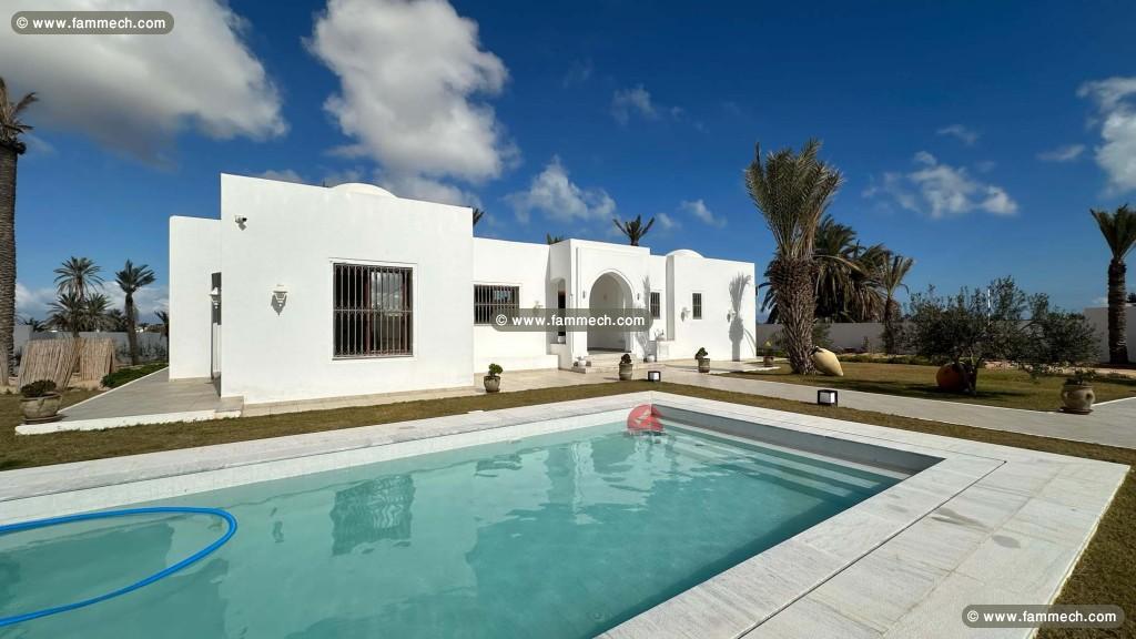 GRANDE MAISON SUR MEZRAYA DJERBA ZA - RÉF V693
