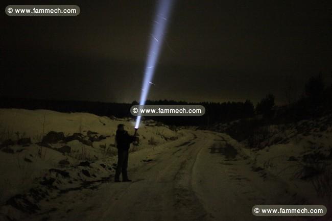 Lampe LED de sous la mer et chasse dans la foret 