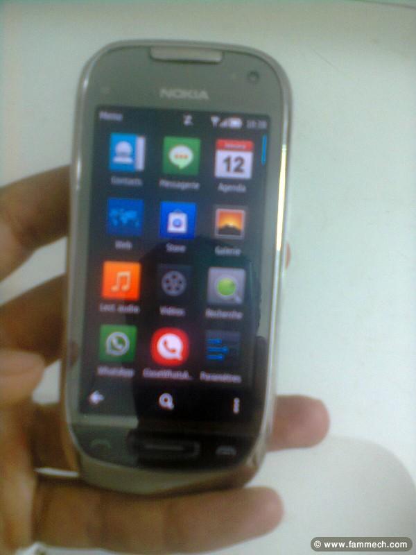 Le smartphone Nokia C7 avec tt les accessoirs