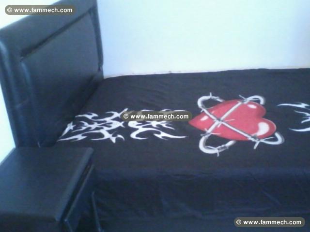 Lit avec matelas et table de nuit