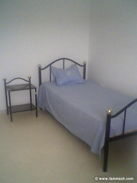 lit en fer forgé avec table de nuit