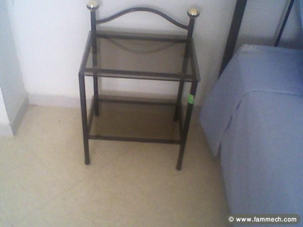 lit en fer forgé avec table de nuit