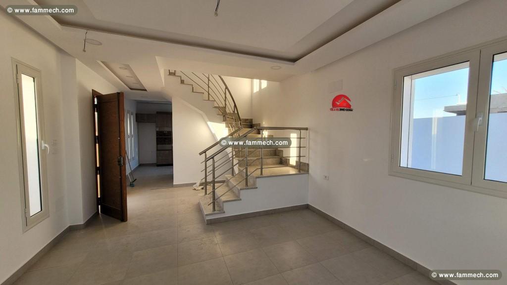 LOCATION DUPLEX SANS MEUBLES A HOUMT SOUK-RÉF L660