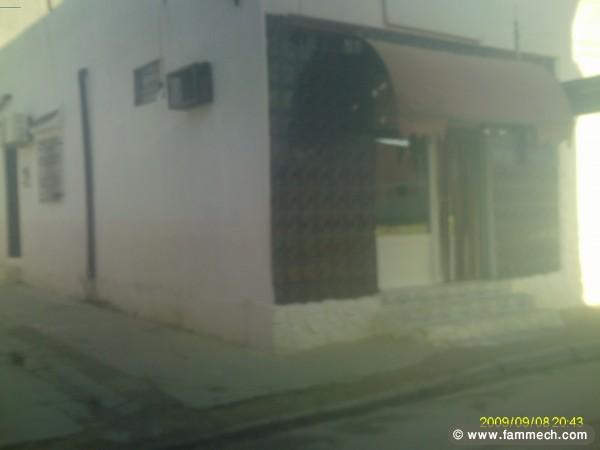 MAISON FAISANT LE COIN AVEC UN LOCAL