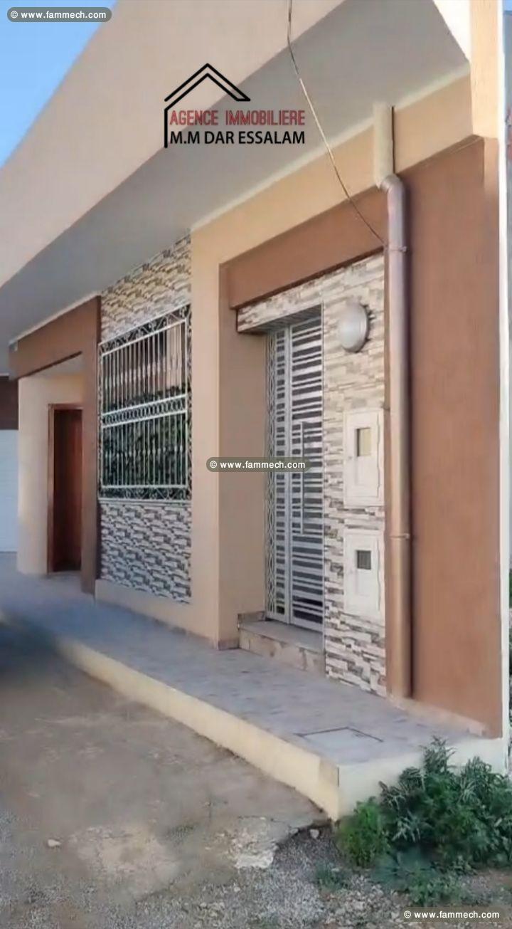 maison moderne avec un garage