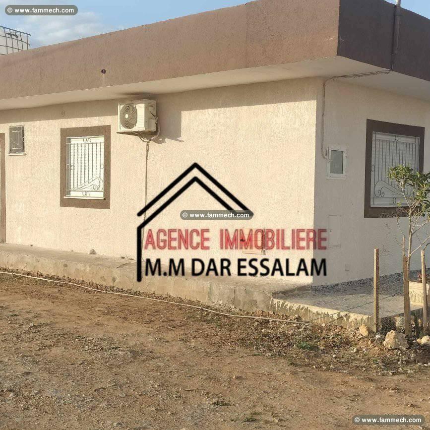 maison sur la route près de la mer