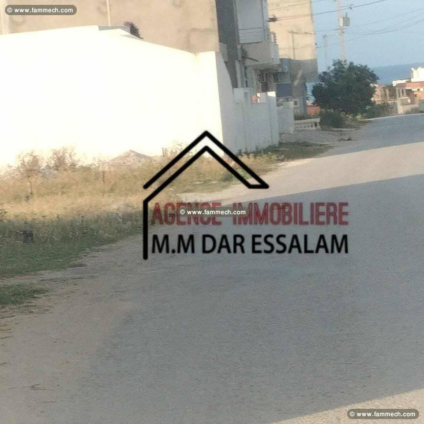 maison sur la route près de la mer