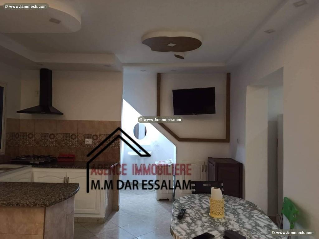 maison sur la route près de la mer