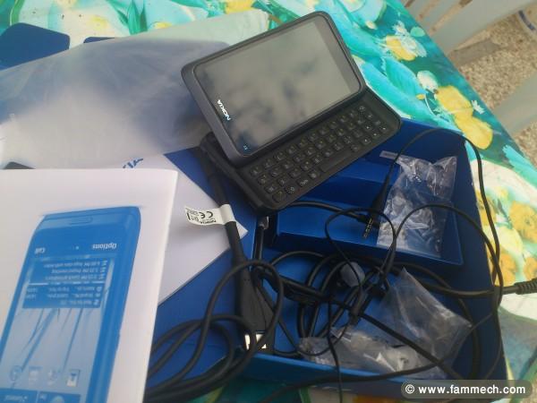 Nokia e7 avec son emballage et accessoires