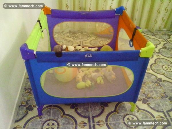 Parc d'enfant avec des jouets