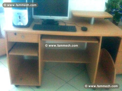 Pc de bureau avec bureau et fauteuil
