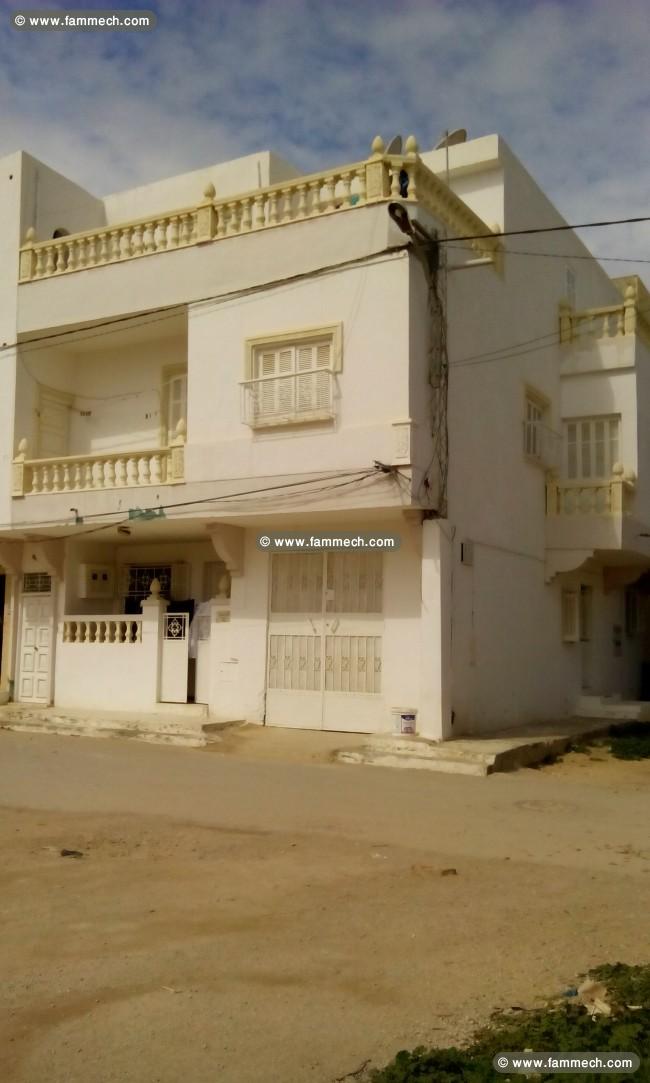 Petit immeuble a Cité Riadh sur 2 façades