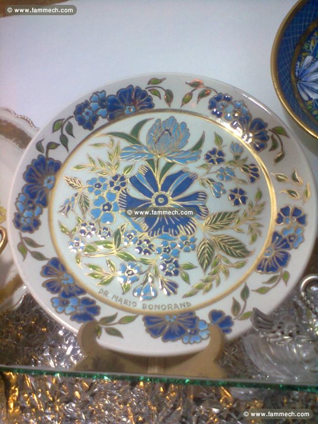 plat en porcelaine doré signé 