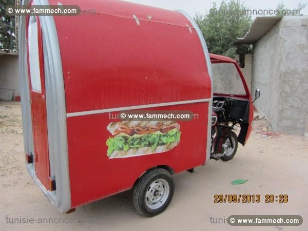 Prix sacrifié beau fast food motocyclé