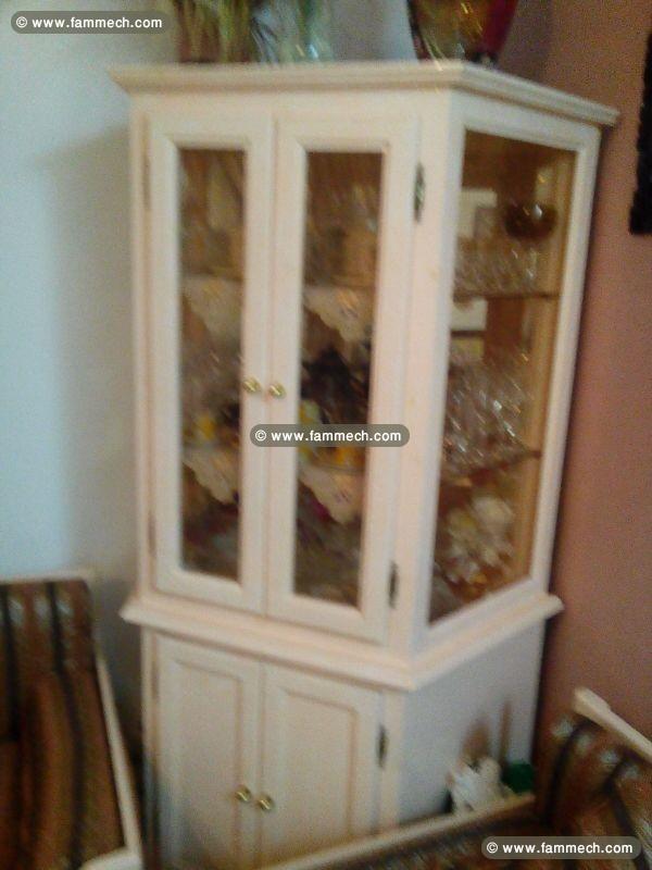 salon avec vitrine en très bonne état