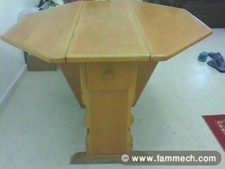 table + lustre + rideaux + décoration 