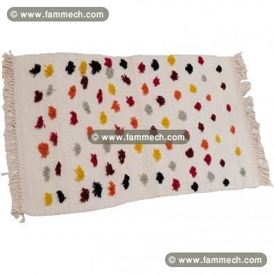 TAPIS BLANC AVEC DES BOUTONS COLORÉS
