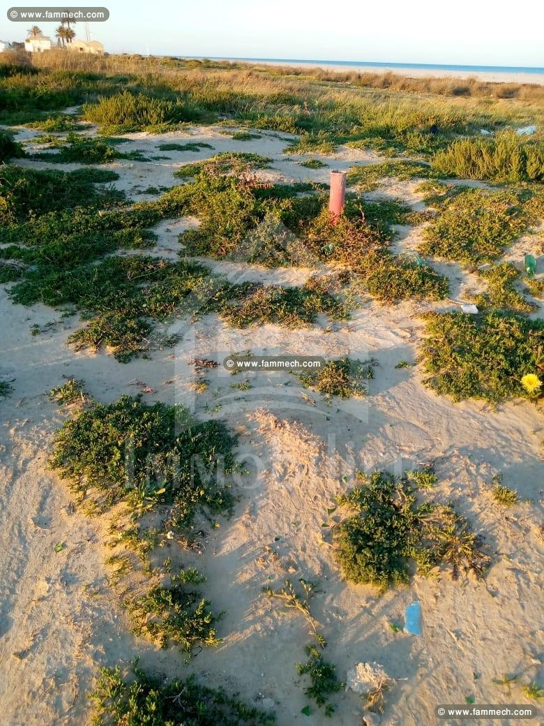Terrain pieds dans l'eau à Tazarka à vendre