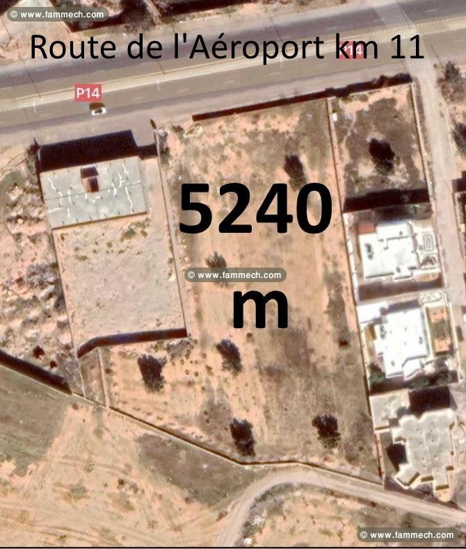 terrain sur la route principale de l'aéroport km11
