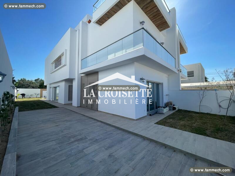 Triplex S+4 avec piscine à La Soukra  MTRV0045
